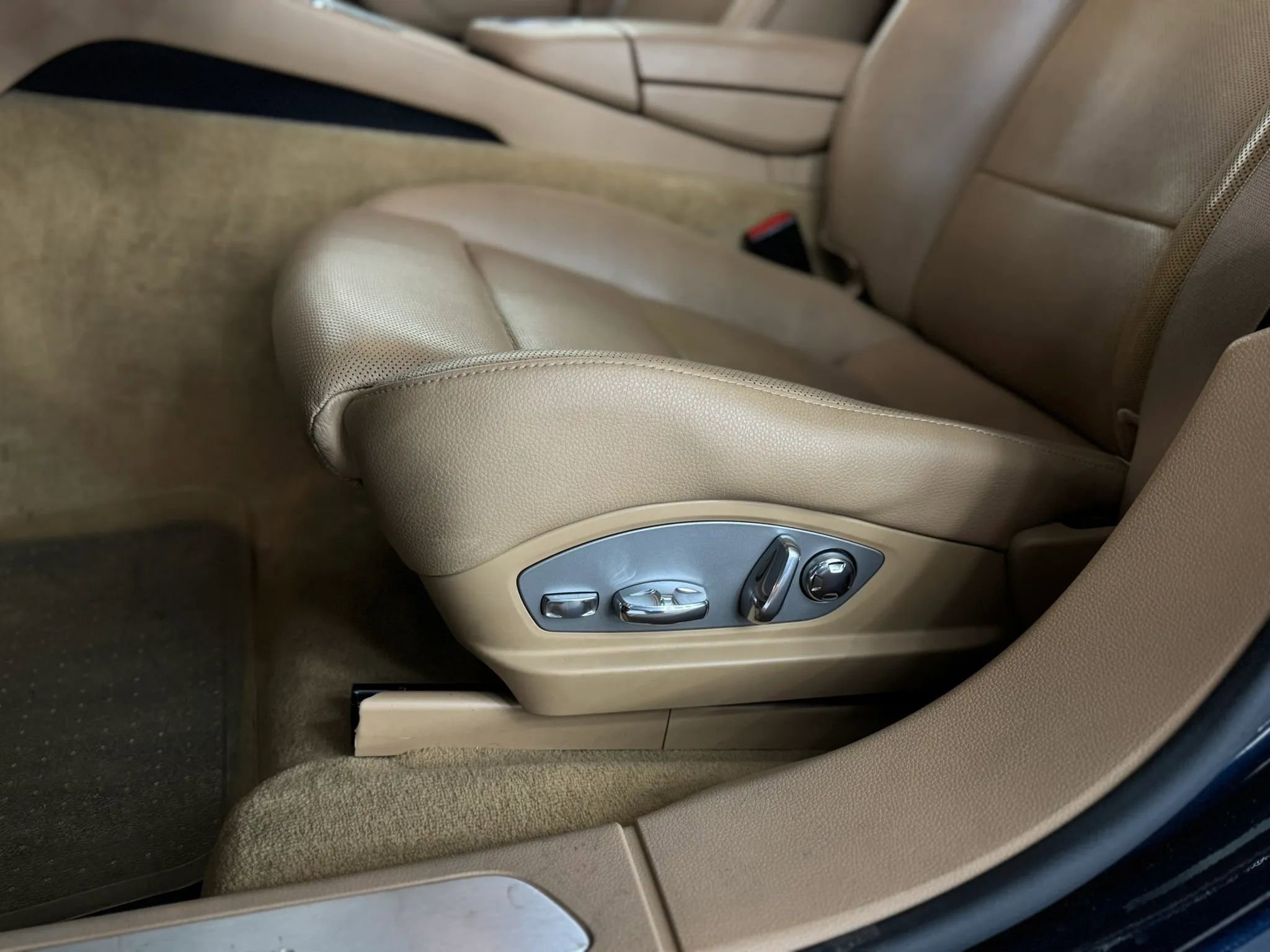 Used 2013 Porsche Panamera 4 Platinum Edition image 16