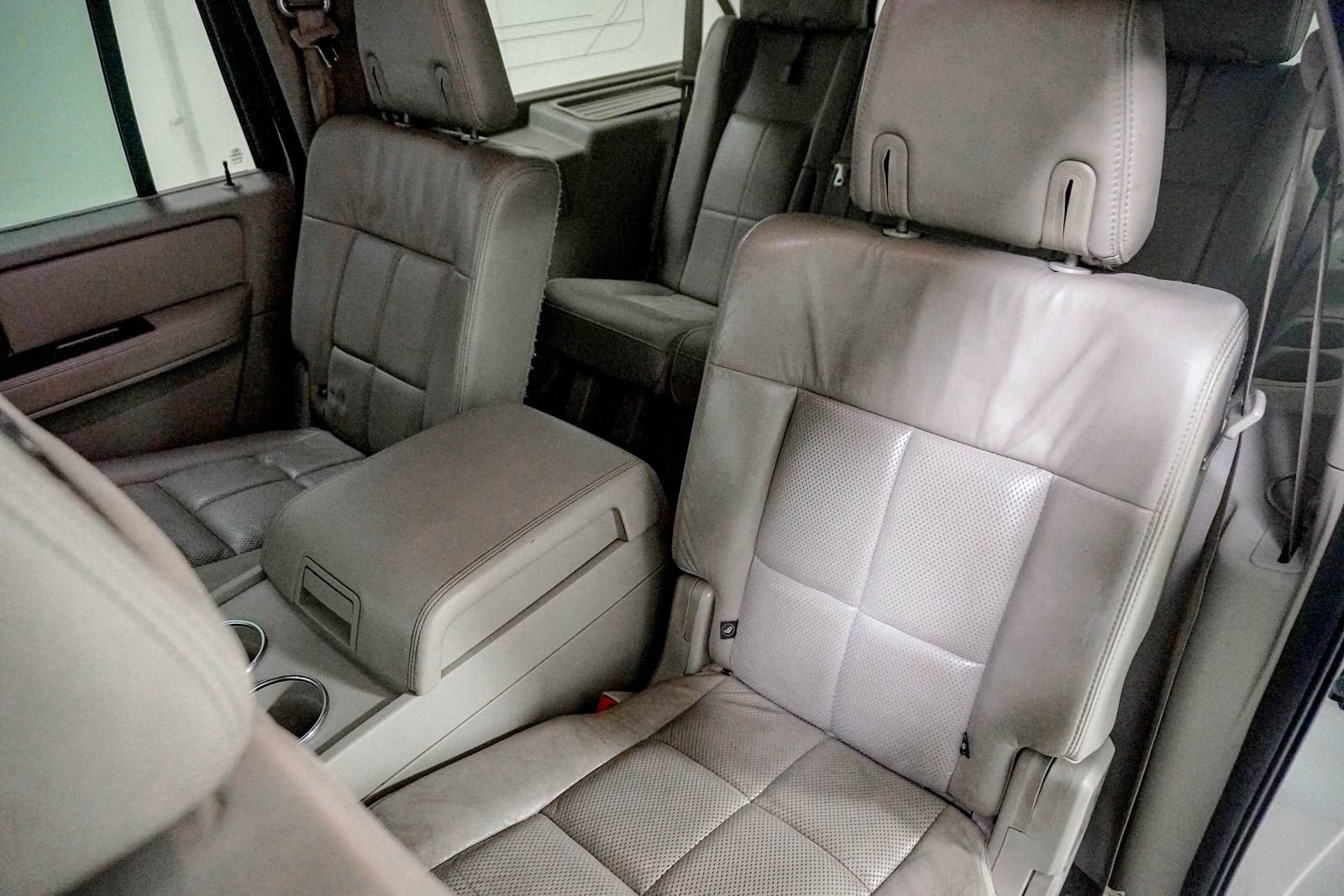 Used 2011 Lincoln Navigator L 4WD image 38
