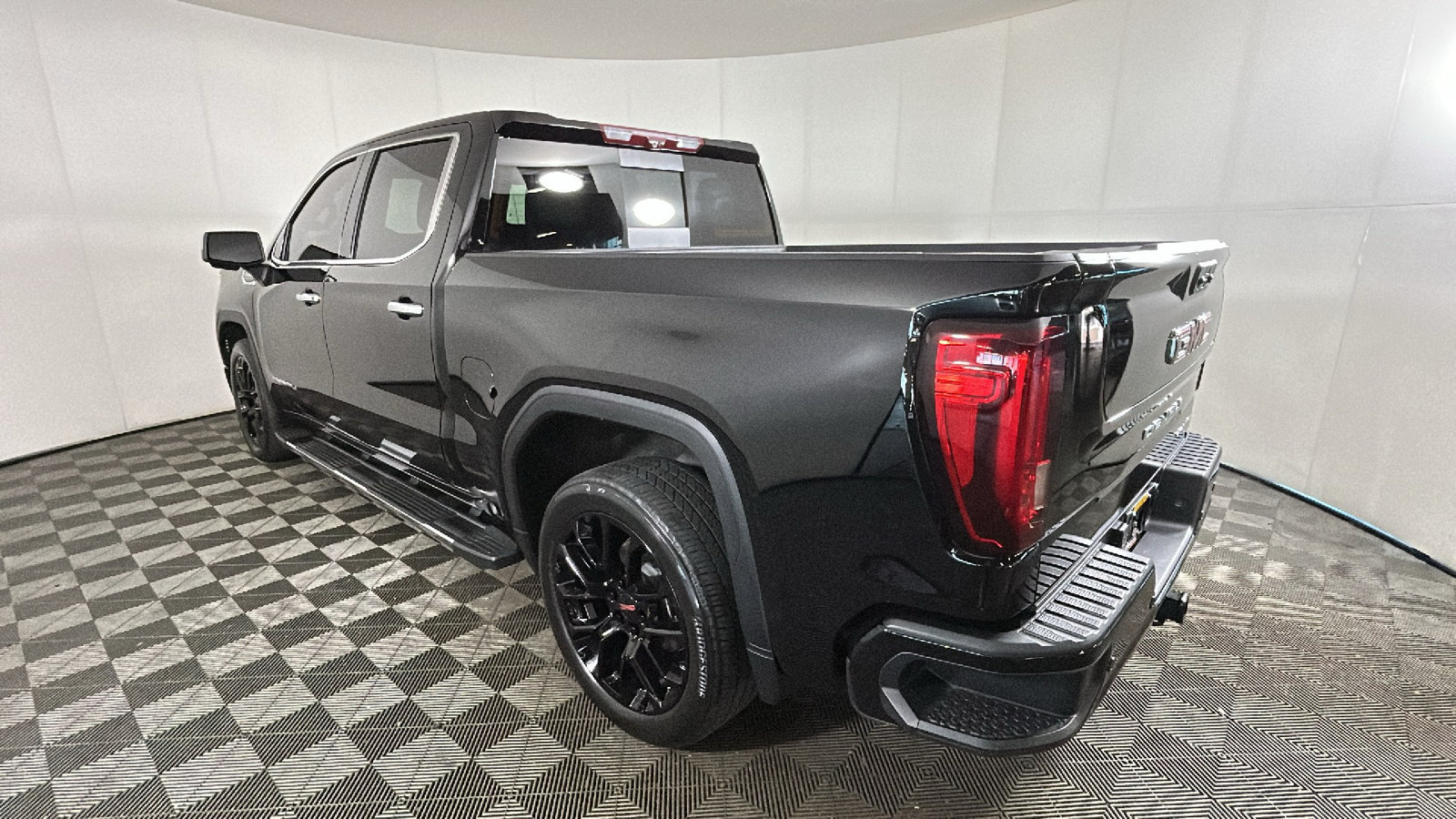 Used 2024 GMC Sierra 1500 Denali w/ Technology Package AWD/4WD image 5