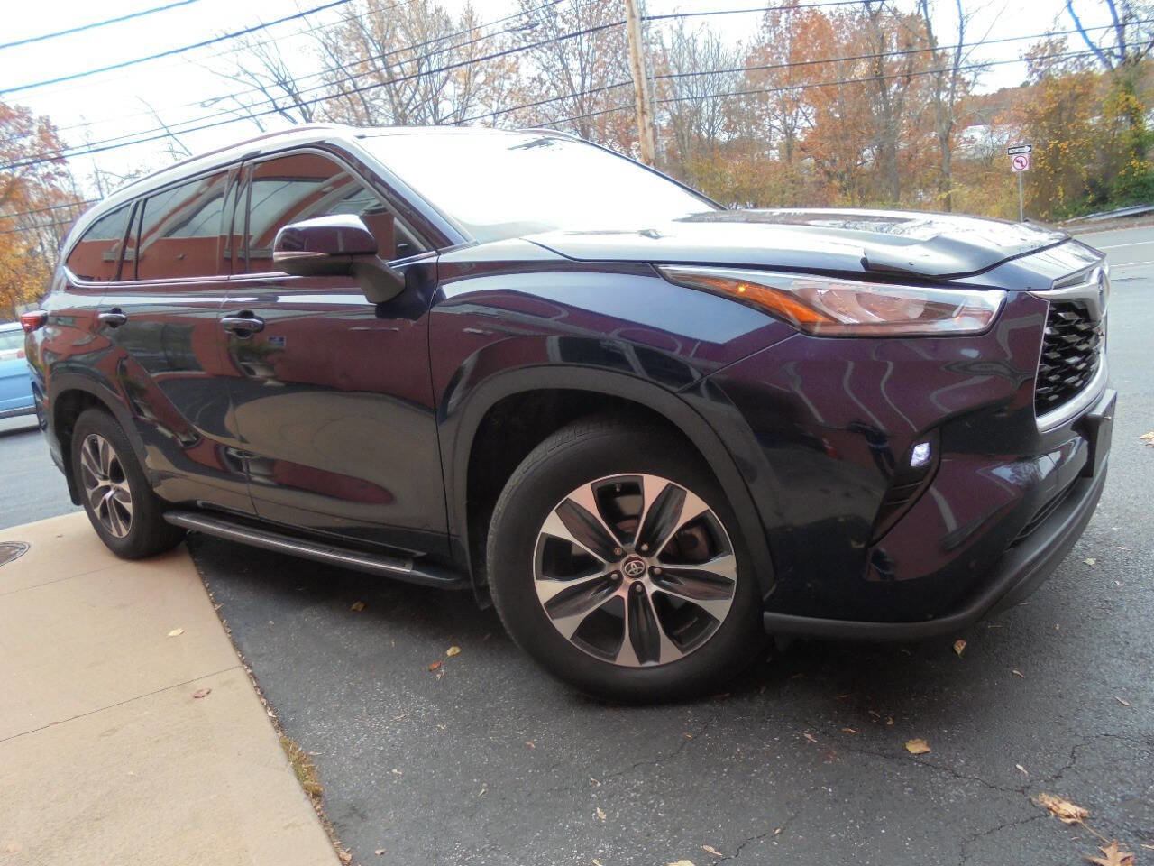 Used 2021 Toyota Highlander XLE AWD/4WD image 2