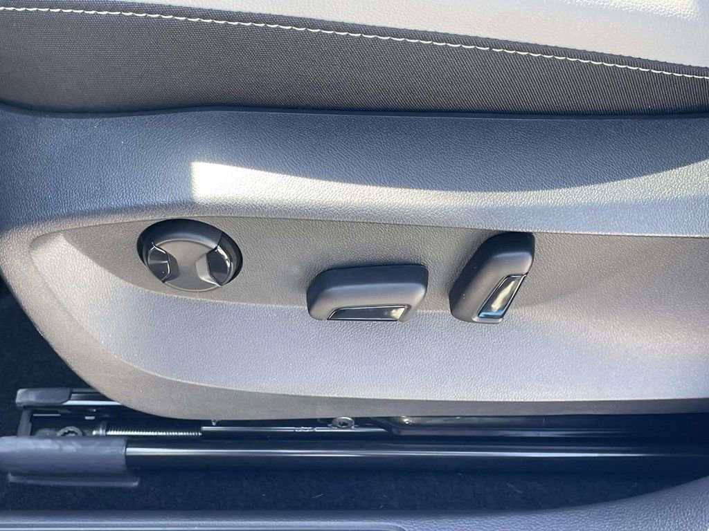 Used 2025 Volkswagen Taos SE FWD image 14