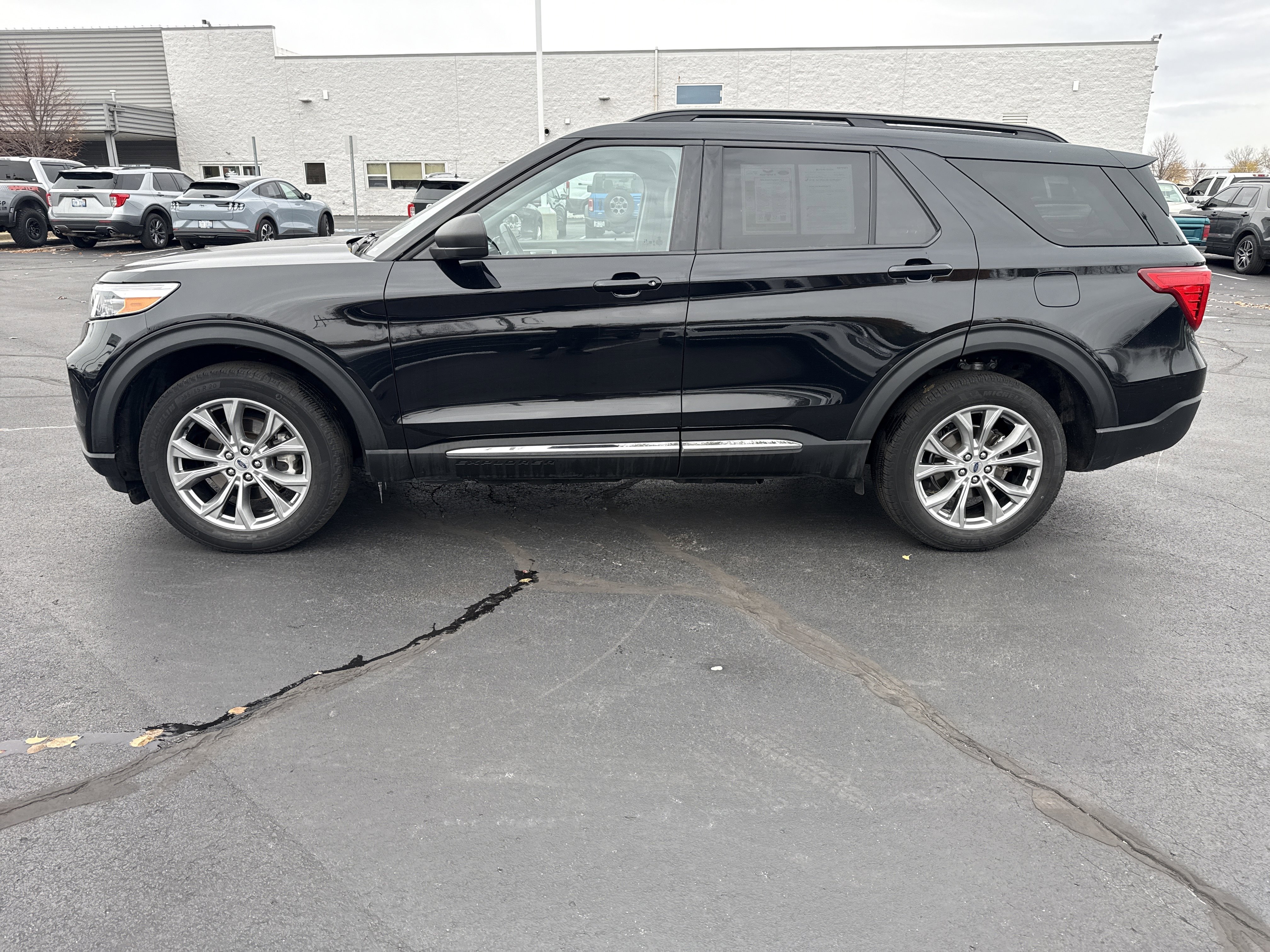 Used 2022 Ford Explorer XLT w/ Equipment Group 202A image 3