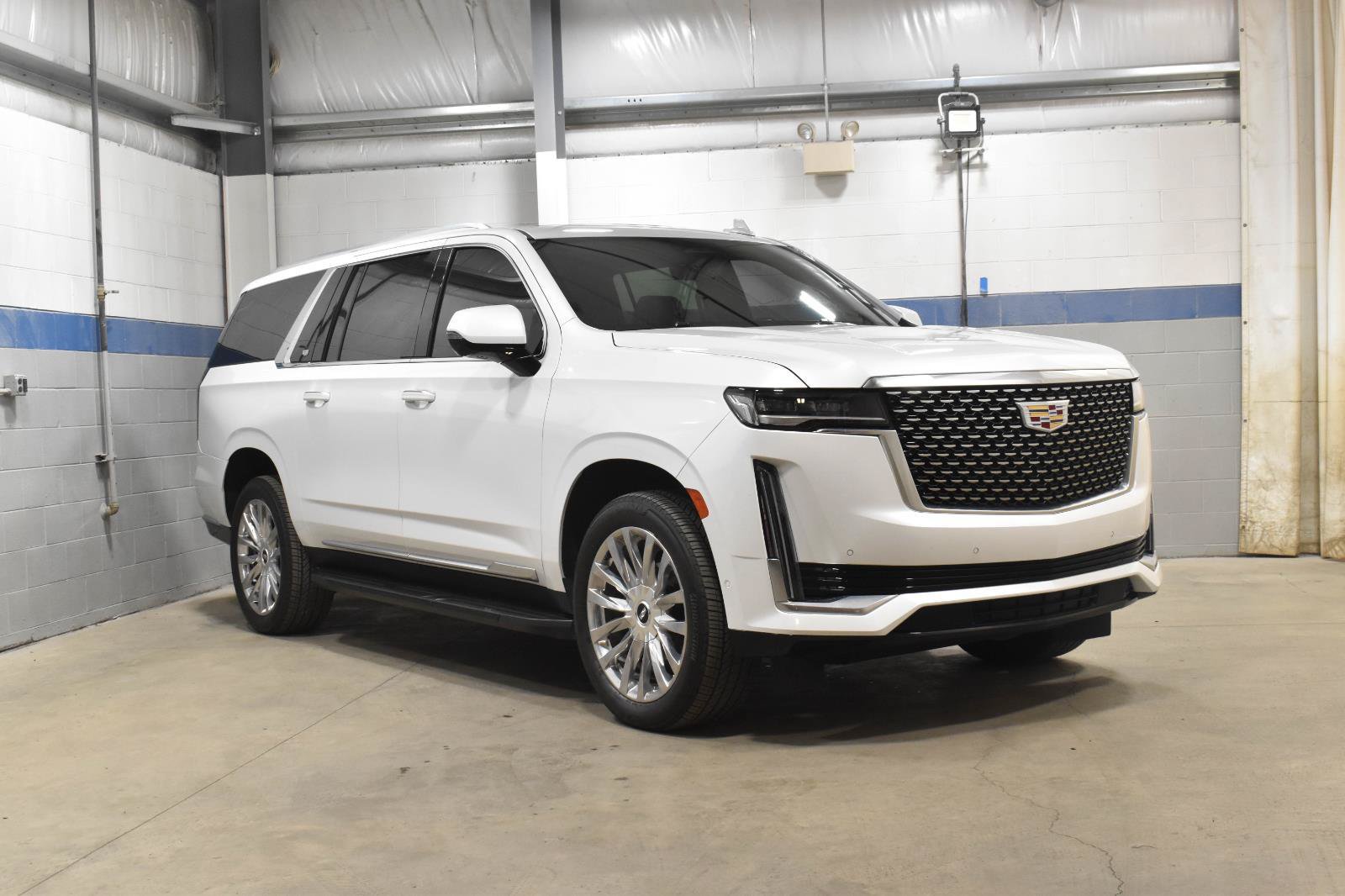 Used 2023 Cadillac Escalade ESV Premium Luxury w/ LPO, Floor Liner Package AWD/4WD image 32