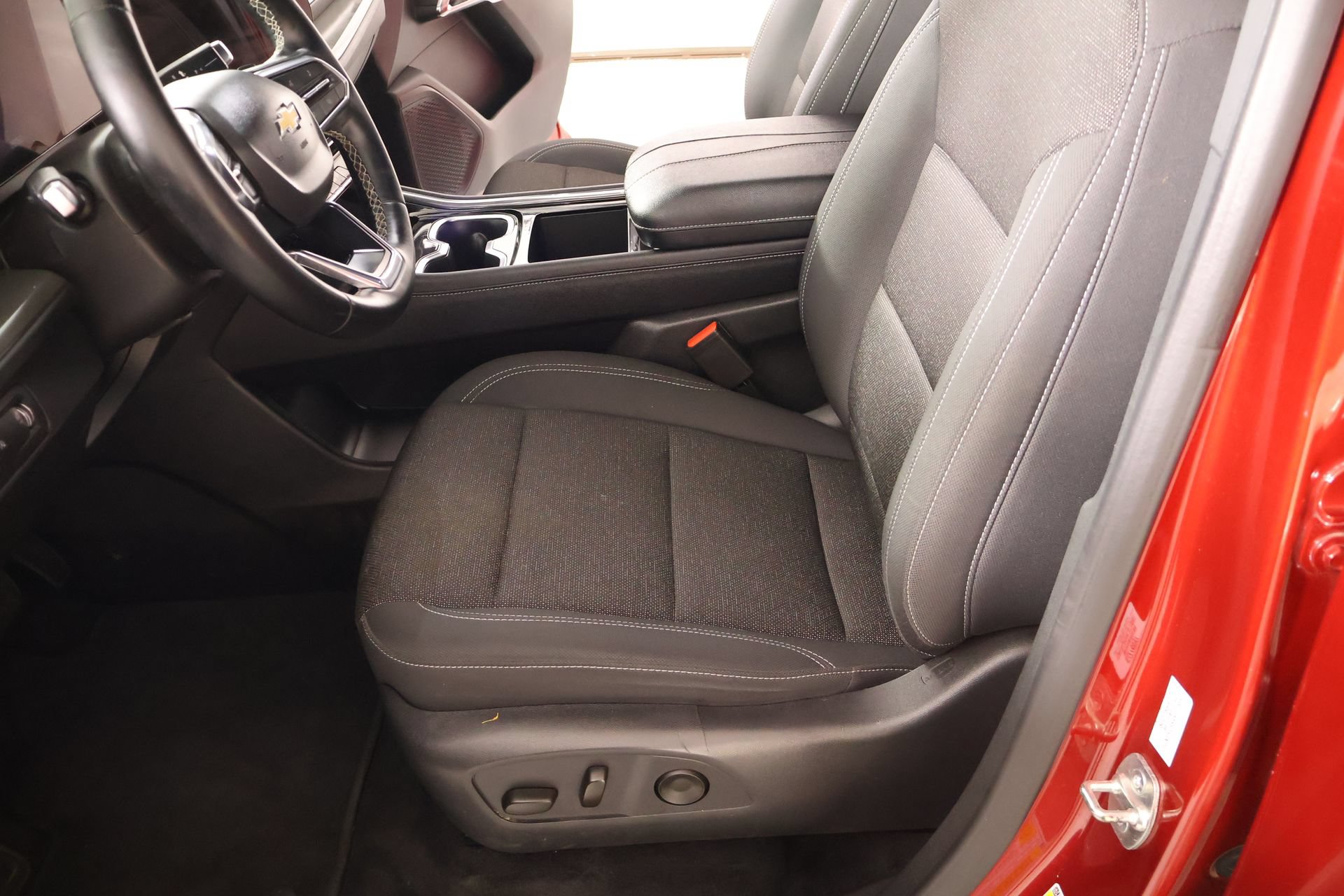 Used 2025 Chevrolet Traverse LT FWD image 11