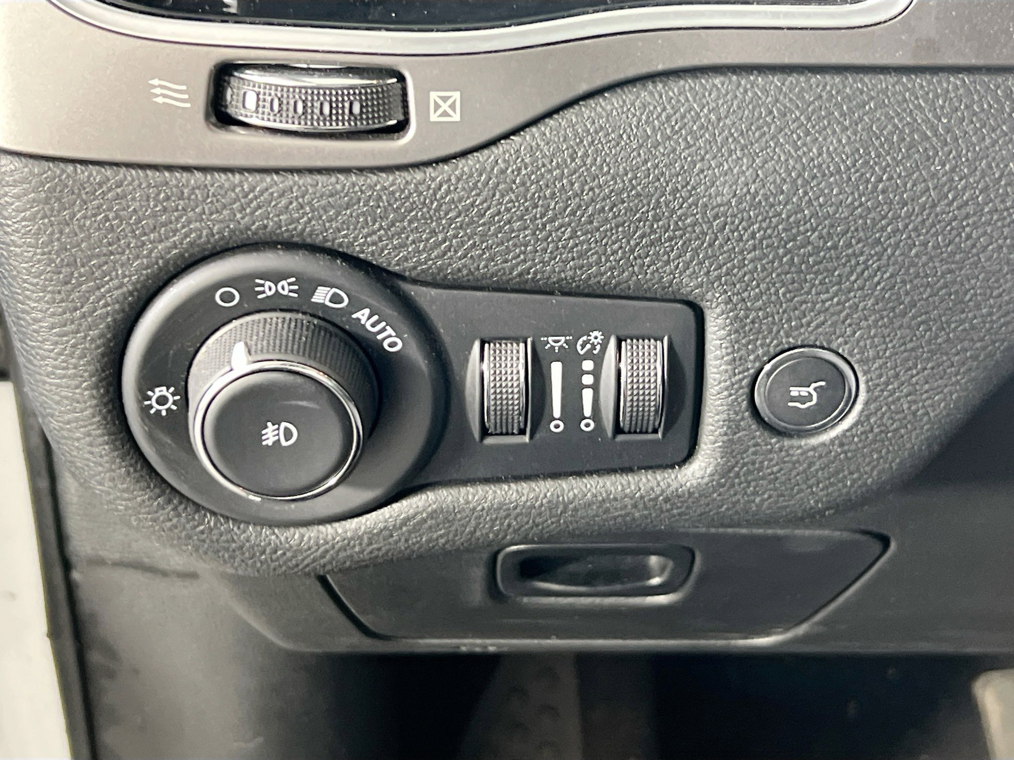 Used 2022 Jeep Cherokee Limited AWD/4WD image 10