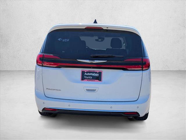 Used 2023 Chrysler Pacifica Touring-L FWD image 7