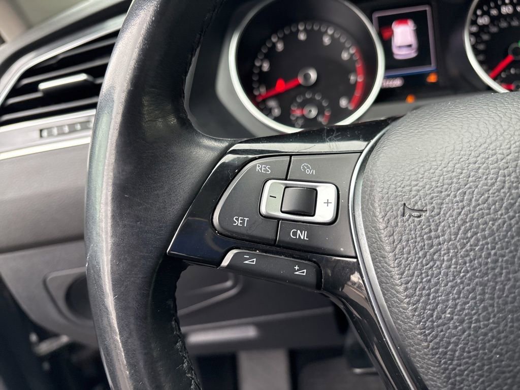 Used 2018 Volkswagen Tiguan SE w/ Panoramic Sunroof Package image 21