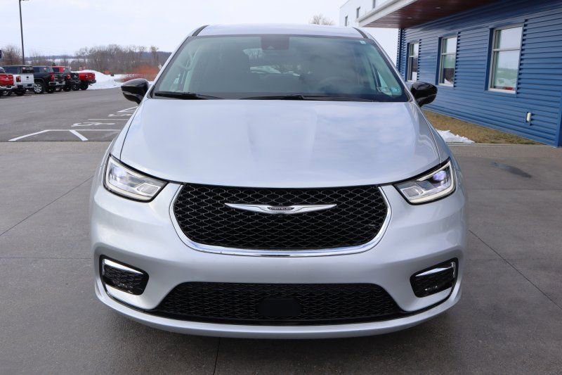 Used 2024 Chrysler Pacifica Touring-L image 4