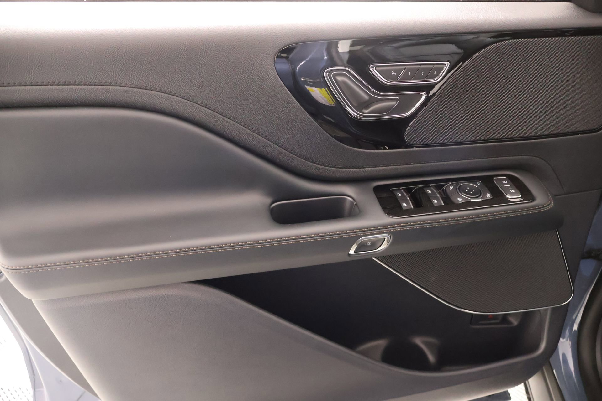 New 2026 Lincoln Aviator AWD w/ Jet Appearance Package image 17