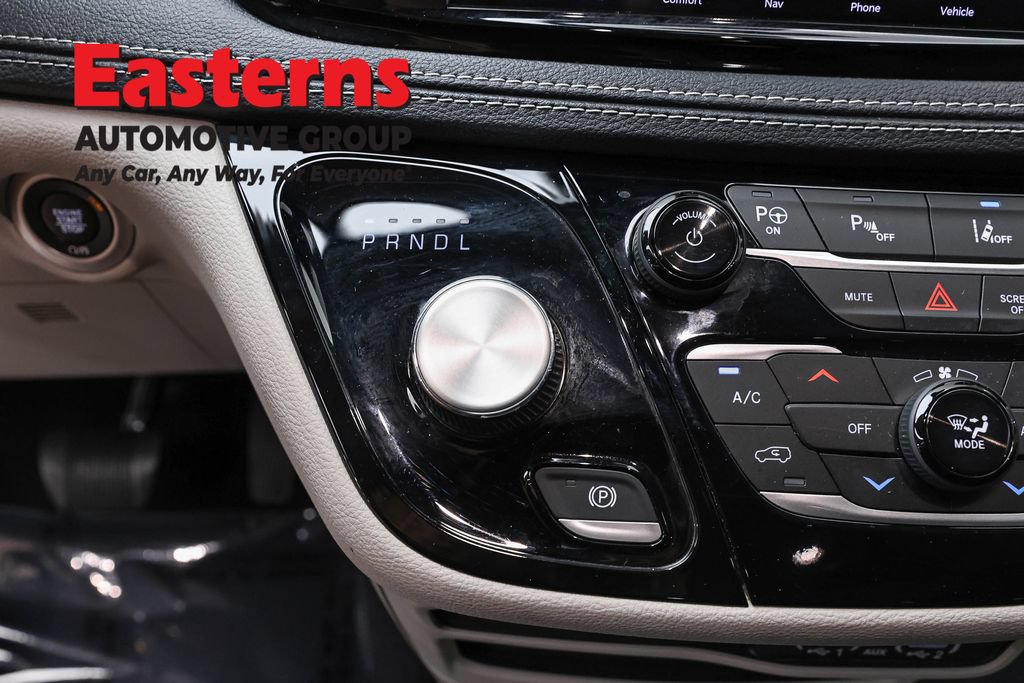Used 2022 Chrysler Pacifica Touring-L w/ Uconnect Theater Family Group FWD image 13