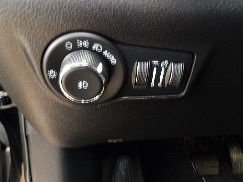 Used 2023 Jeep Compass Latitude w/ Sun and Sound Group AWD/4WD image 28