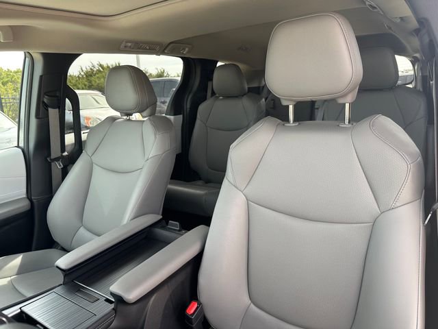 Used 2025 Toyota Sienna XLE image 11