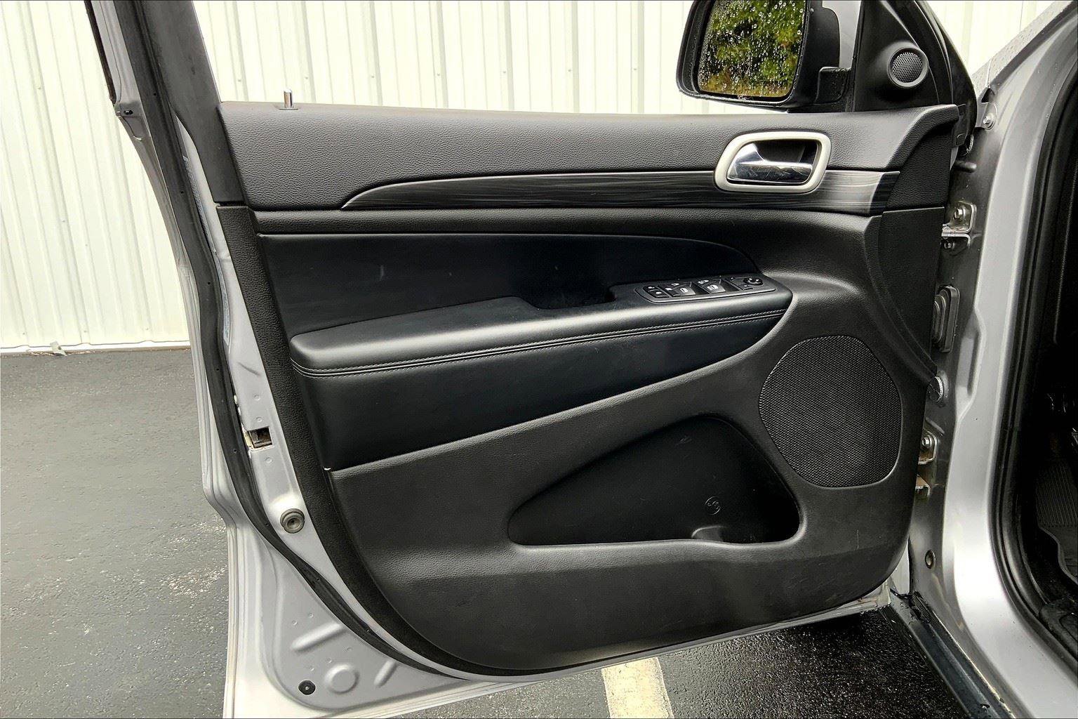 Used 2020 Jeep Grand Cherokee Laredo w/ Quick Order Package 2BN North image 21