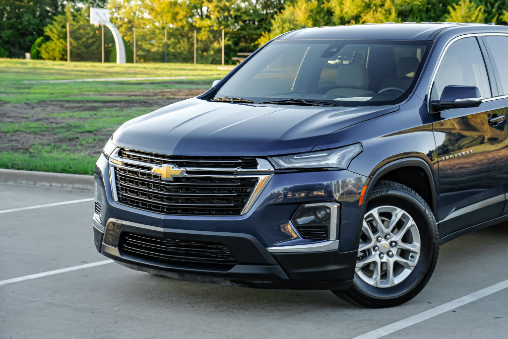 Used 2023 Chevrolet Traverse LS w/ Safety Package FWD image 7