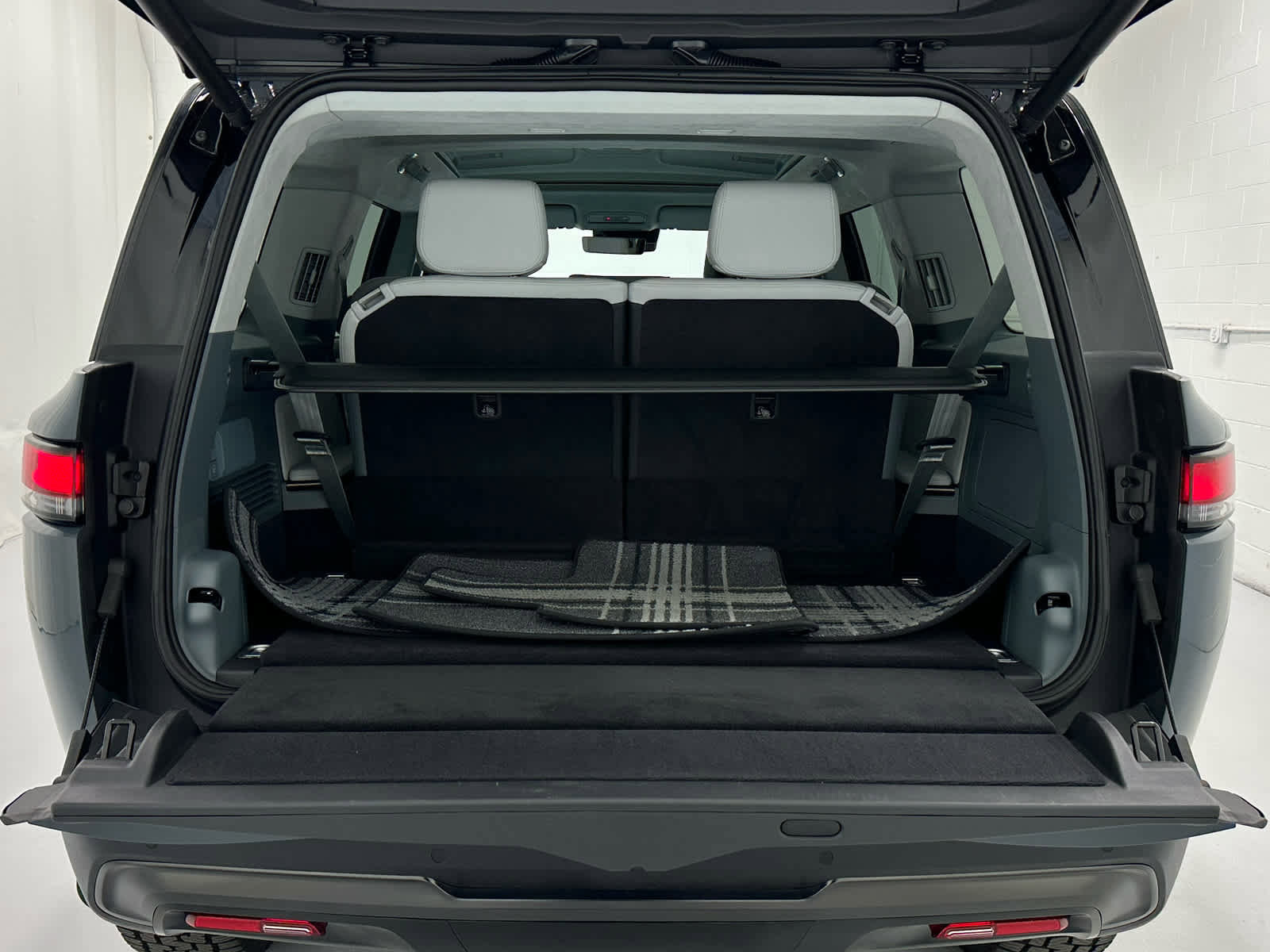 Used 2026 Rivian R1S Premium image 43