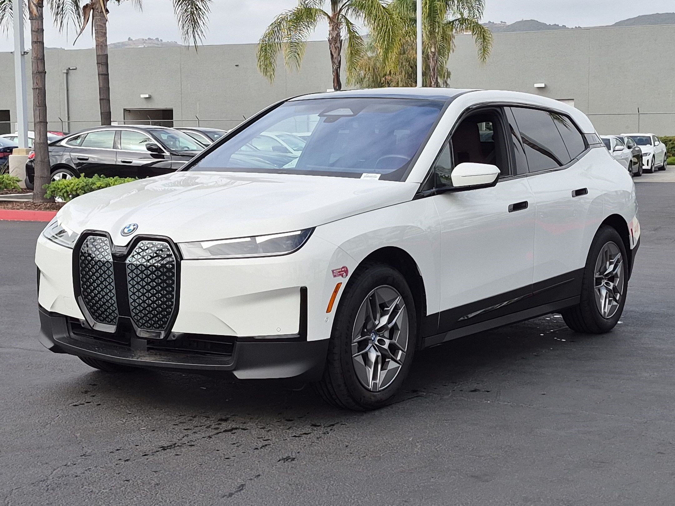 Used 2023 BMW iX xDrive50 AWD/4WD image 5