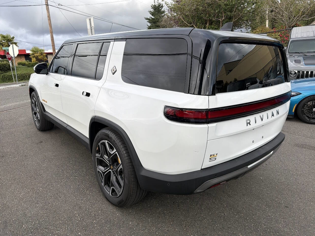 Used 2024 Rivian R1S Adventure AWD/4WD image 2