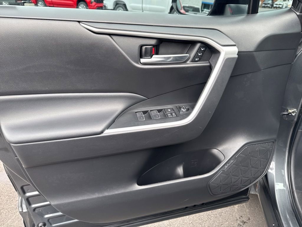 Used 2022 Toyota RAV4 XLE Premium image 14
