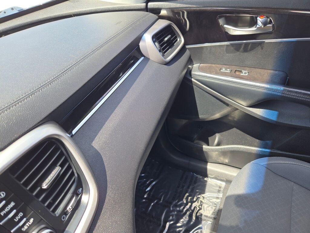 Used 2017 Kia Sorento LX w/ LX Convenience Package image 22