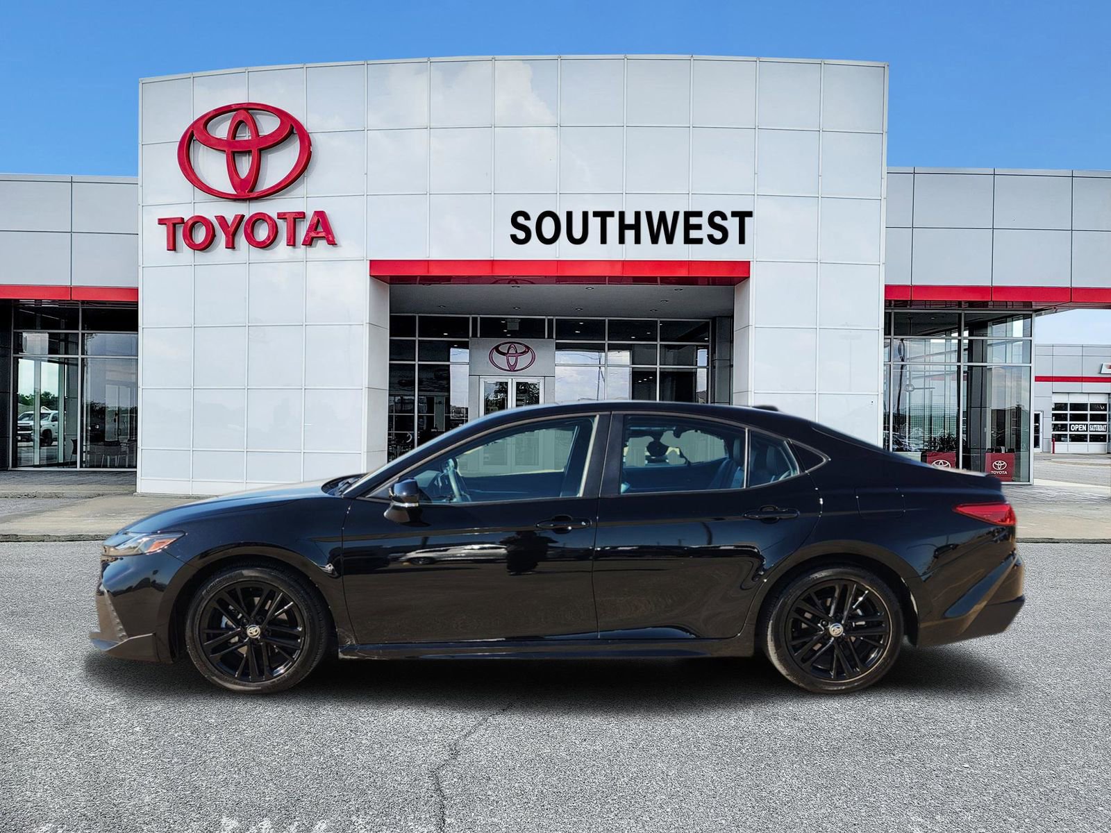 Used 2025 Toyota Camry SE w/ Convenience Package image 3