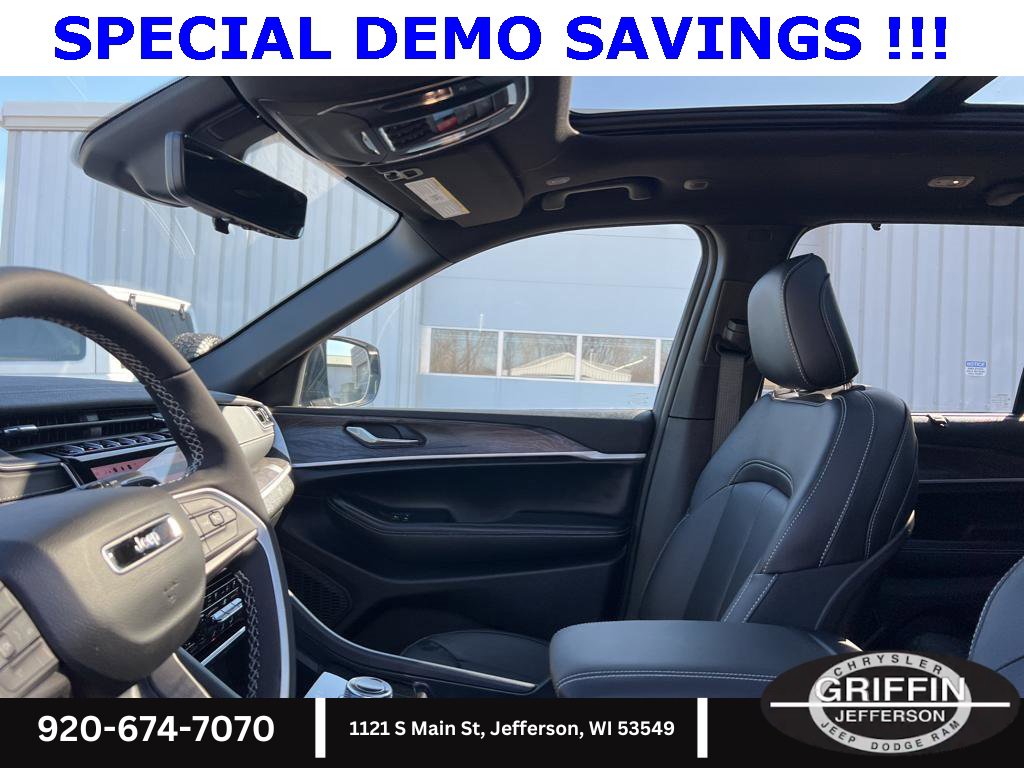 New 2025 Jeep Grand Cherokee Limited w/ Luxury Tech Group II image 8