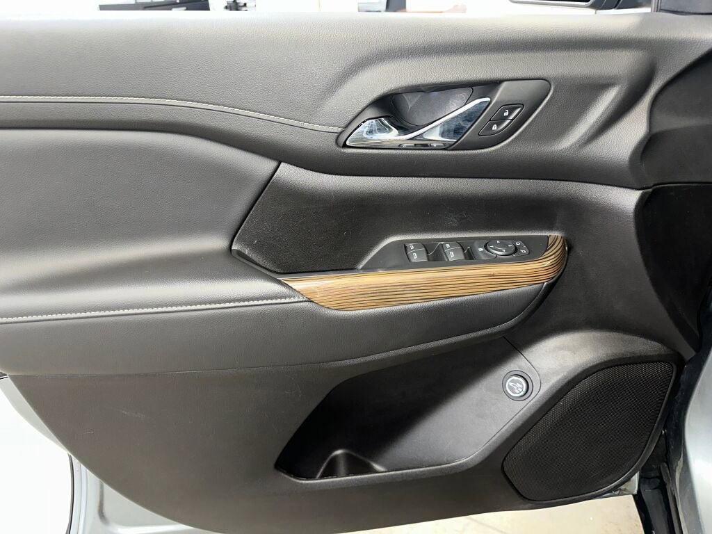 Certified 2023 GMC Acadia SLE w/ Driver Convenience Package image 4