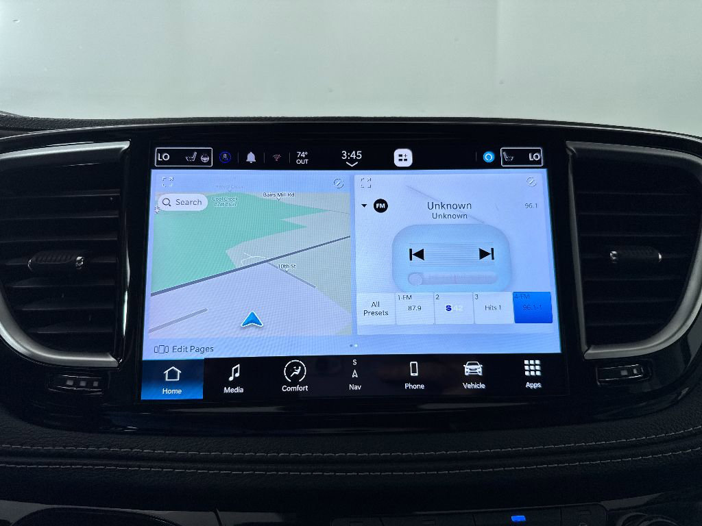 Used 2023 Chrysler Pacifica Limited FWD image 15