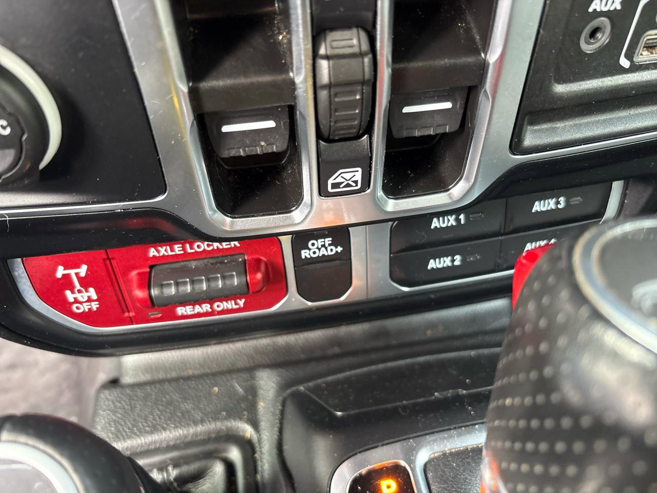 Used 2024 Jeep Gladiator Mojave AWD/4WD image 25