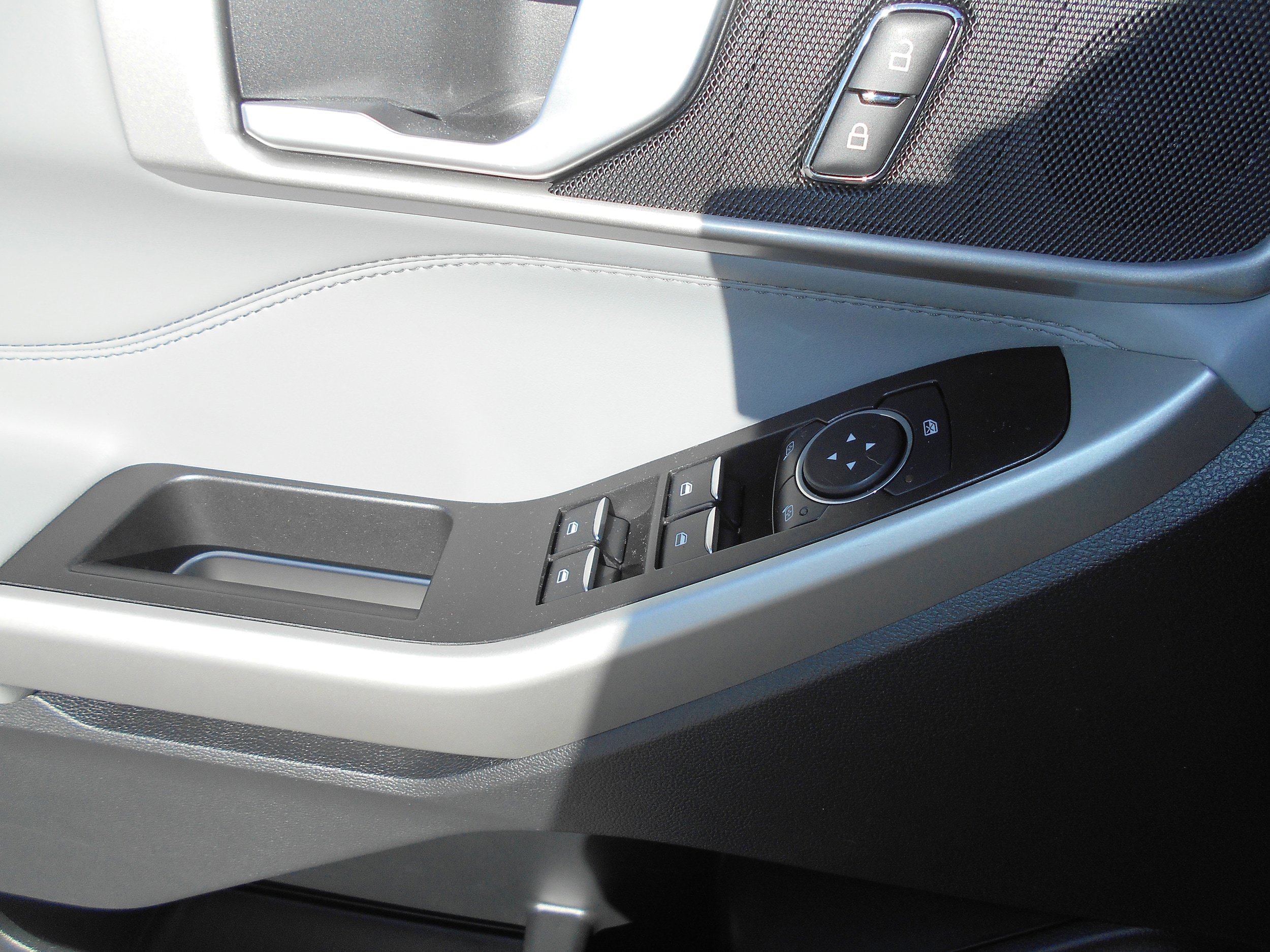 Used 2023 Ford Explorer XLT w/ Equipment Group 202A image 5