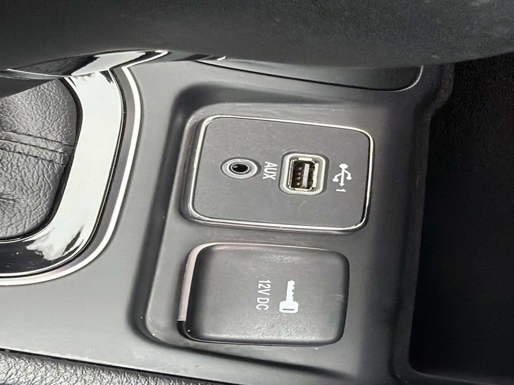 Used 2021 Jeep Cherokee Latitude Plus AWD/4WD image 32