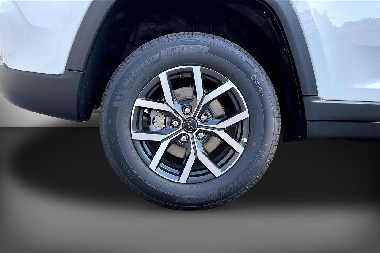 New 2027 Jeep Grand Cherokee Laredo RWD image 30