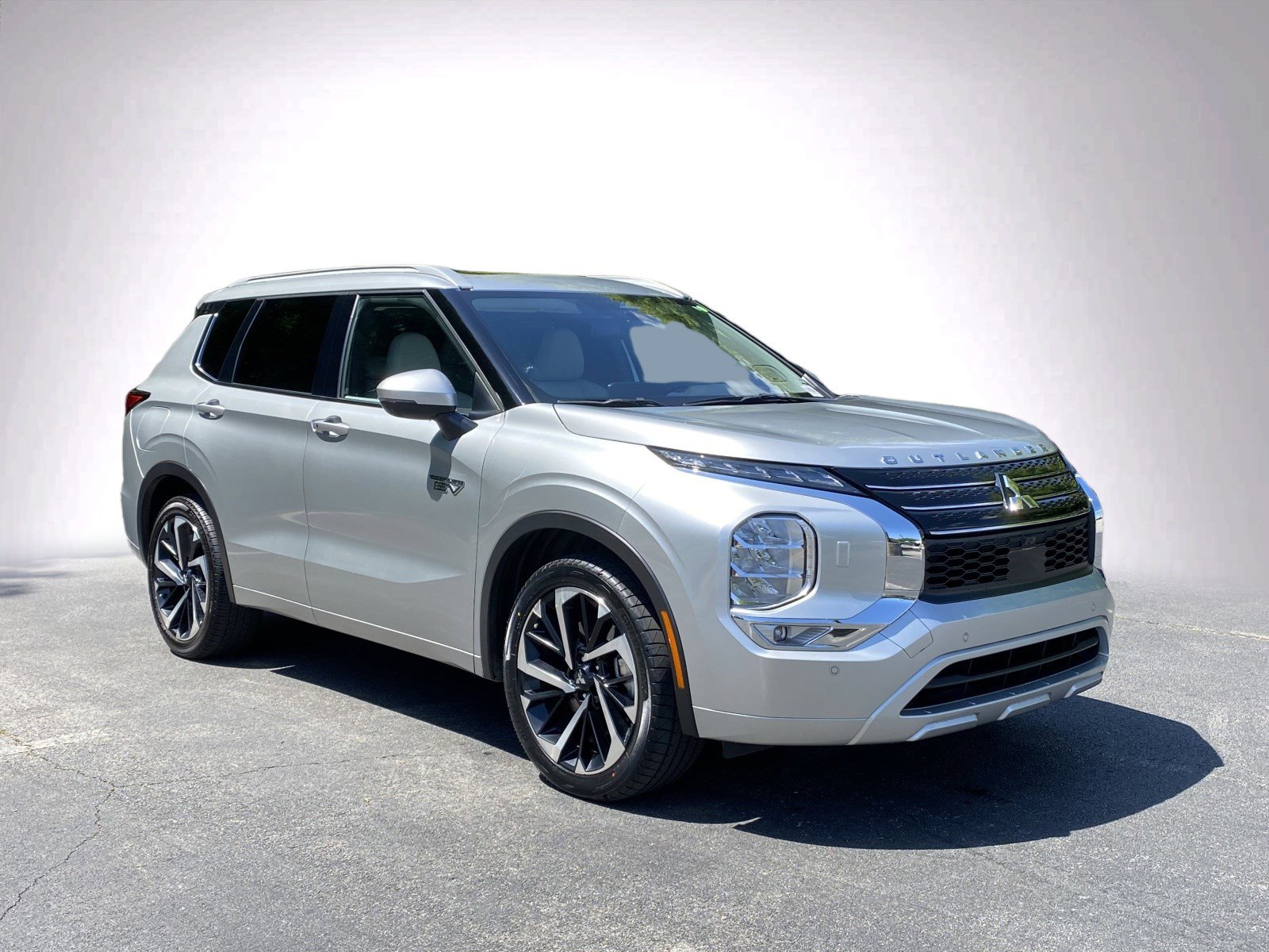 Used 2024 Mitsubishi Outlander 4WD Plug-In Hybrid image 2