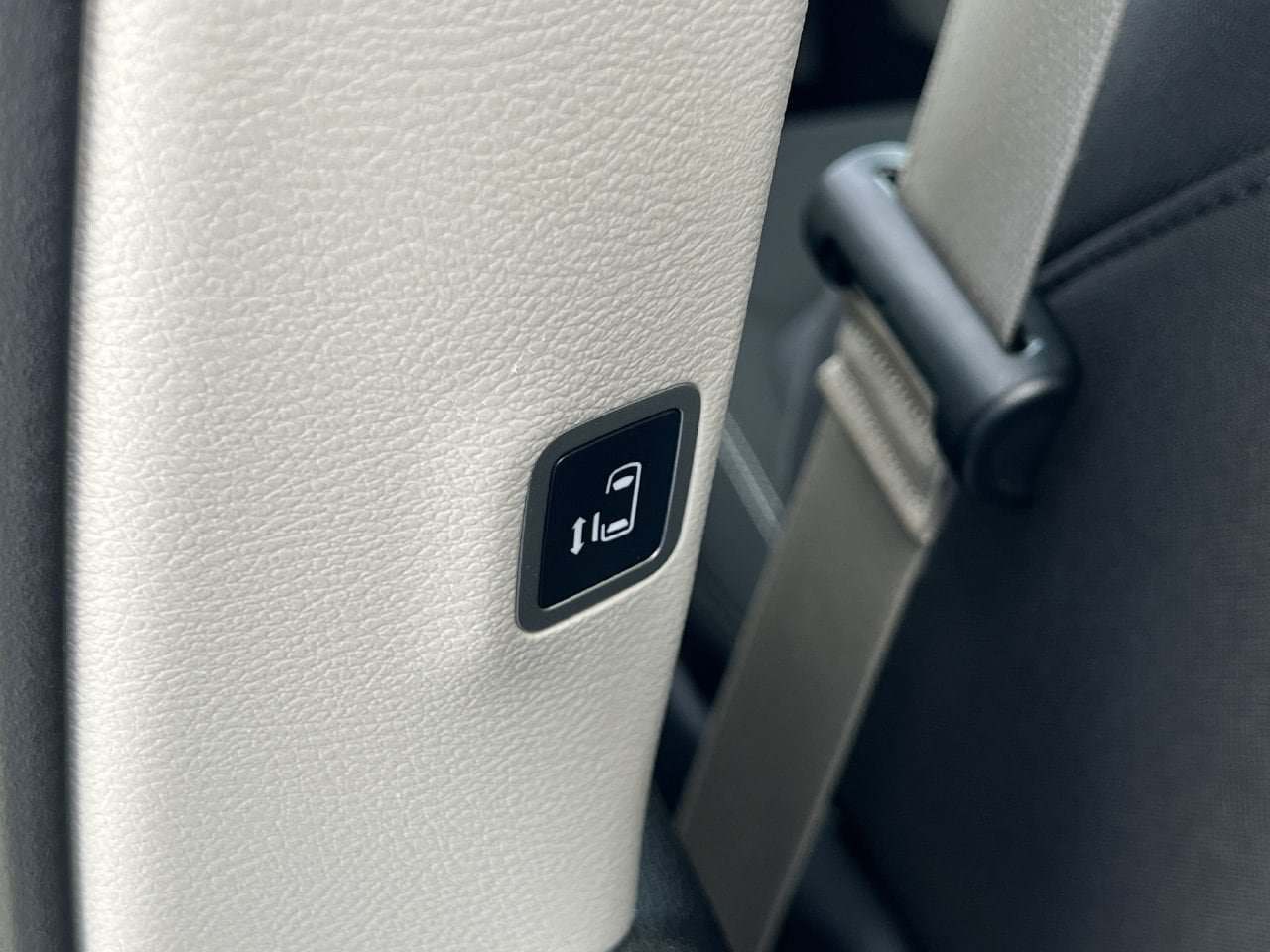 Used 2022 Chrysler Voyager LX FWD image 25