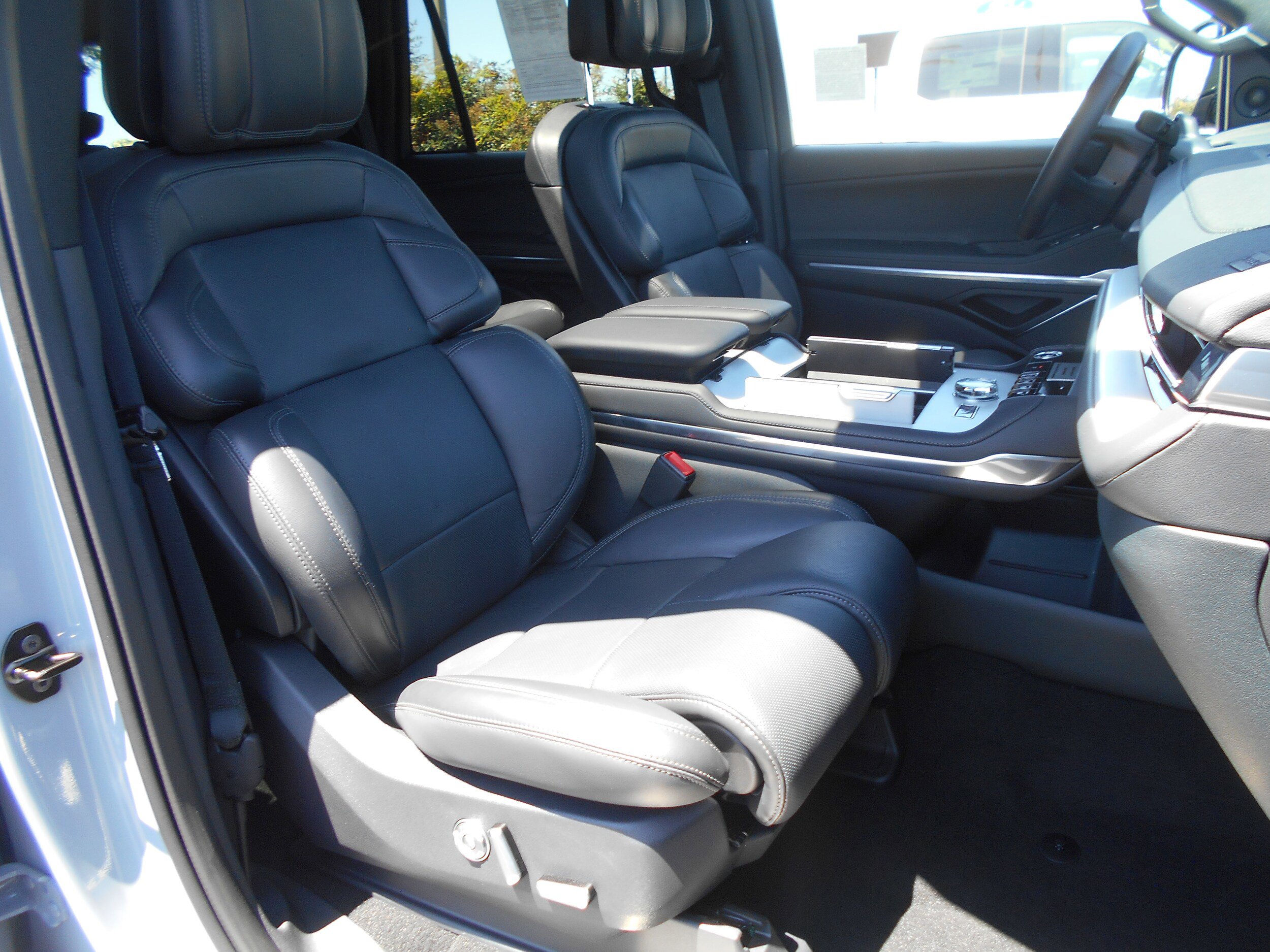 Used 2026 Lincoln Navigator L Reserve w/ Jet Appearance Package AWD/4WD image 8