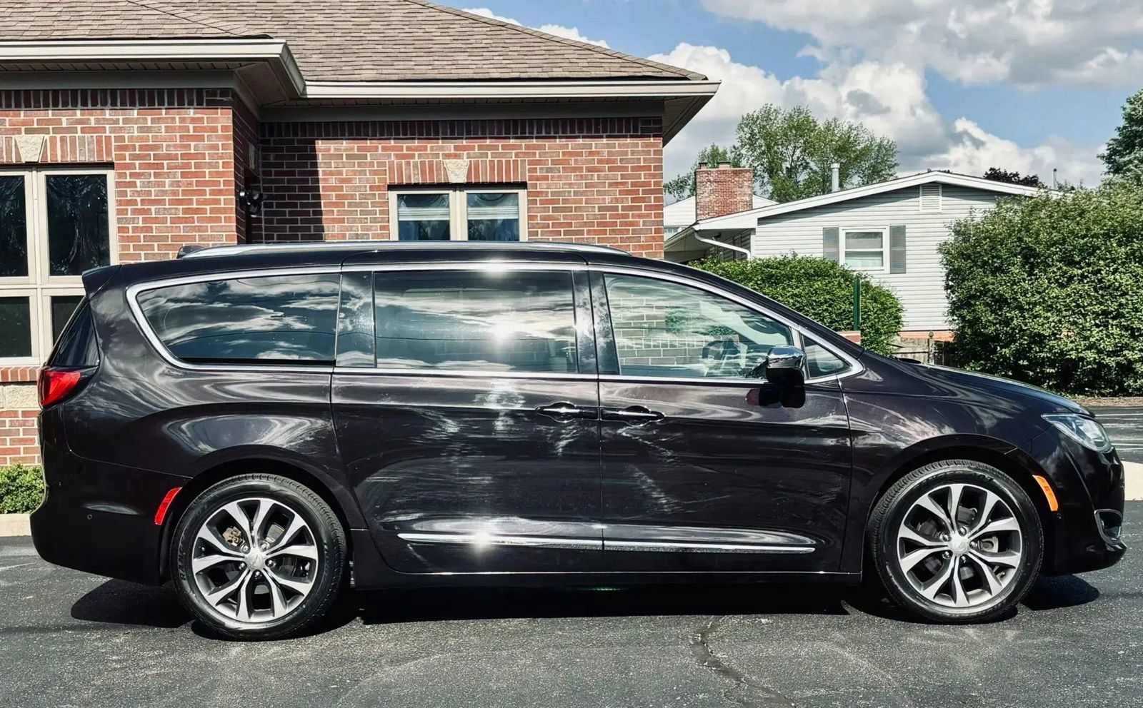 Used 2017 Chrysler Pacifica Limited FWD image 2