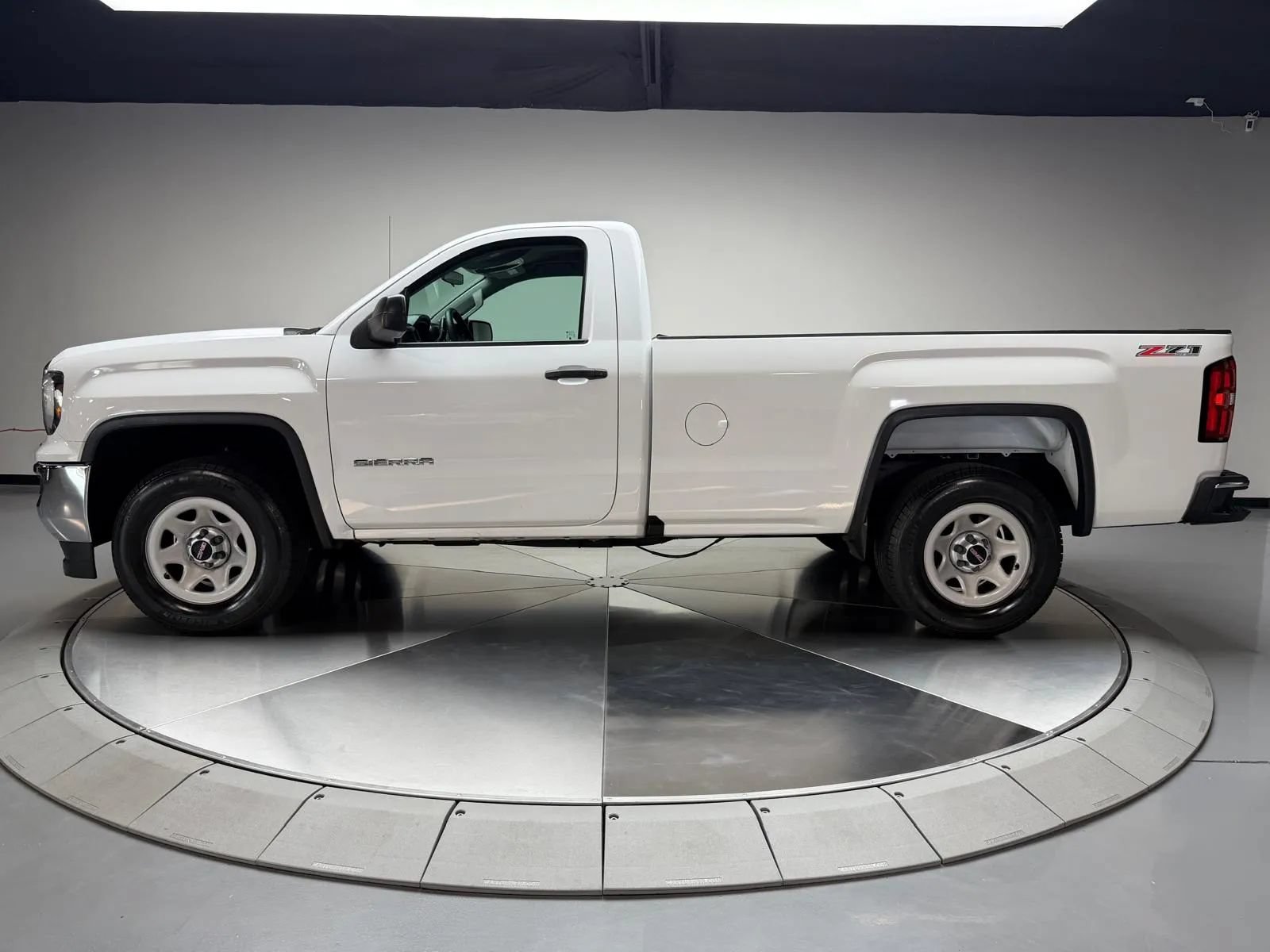 Used 2017 GMC Sierra 1500 2WD Regular Cab image 4