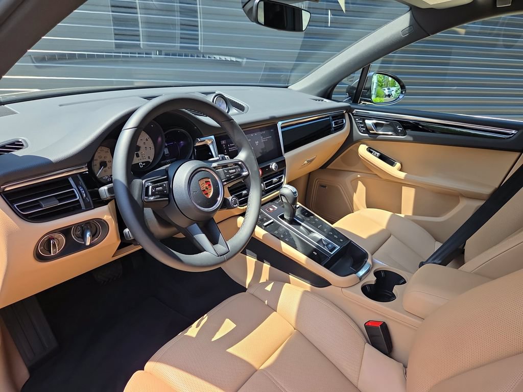 Certified 2026 Porsche Macan AWD/4WD image 4