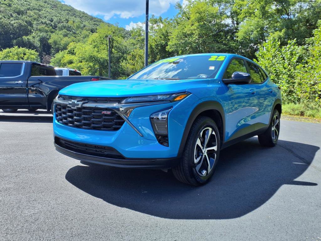 Used 2025 Chevrolet Trax RS image 2