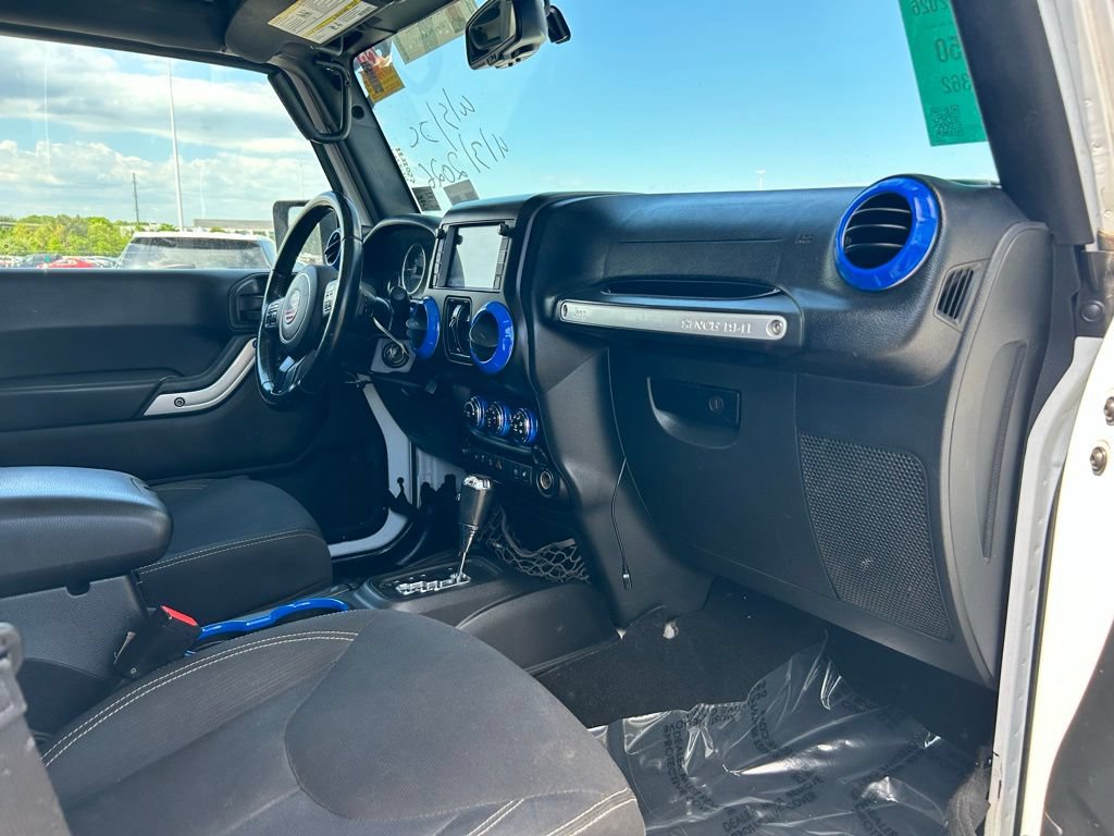 Used 2015 Jeep Wrangler Unlimited Rubicon w/ Connectivity Group AWD/4WD image 12