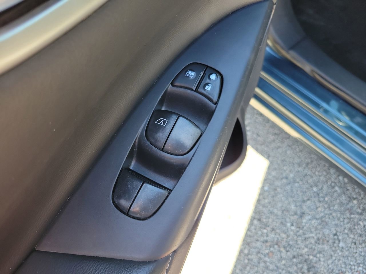 Used 2015 Nissan Sentra SL w/ Navigation Package FWD image 14