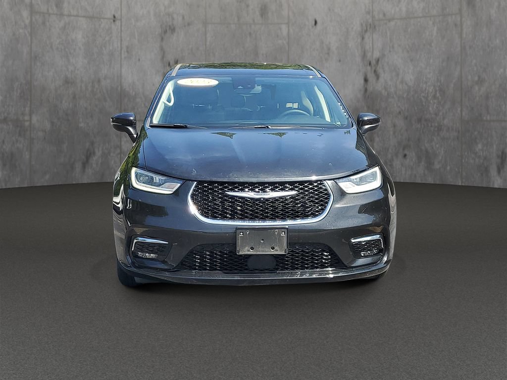Used 2023 Chrysler Pacifica Touring-L FWD image 2