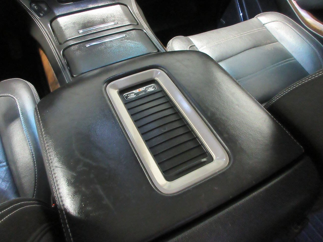 Used 2020 GMC Yukon XL Denali w/ Denali Premium Package AWD/4WD image 27