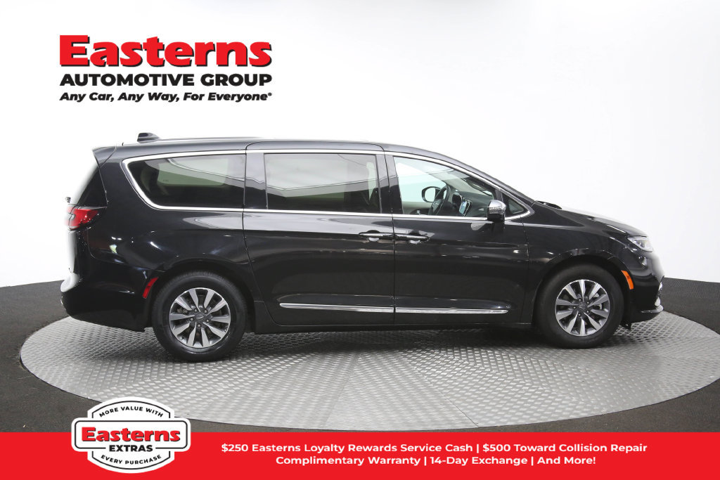 Used 2023 Chrysler Pacifica Limited FWD image 49
