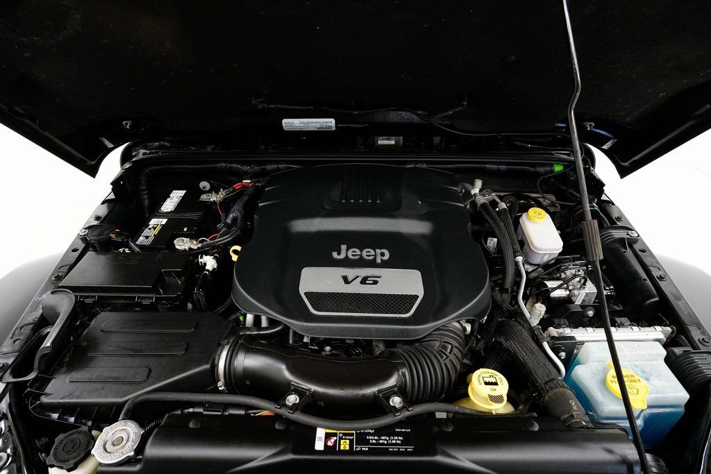 Used 2018 Jeep Wrangler Unlimited Sahara w/ Connectivity Group image 3