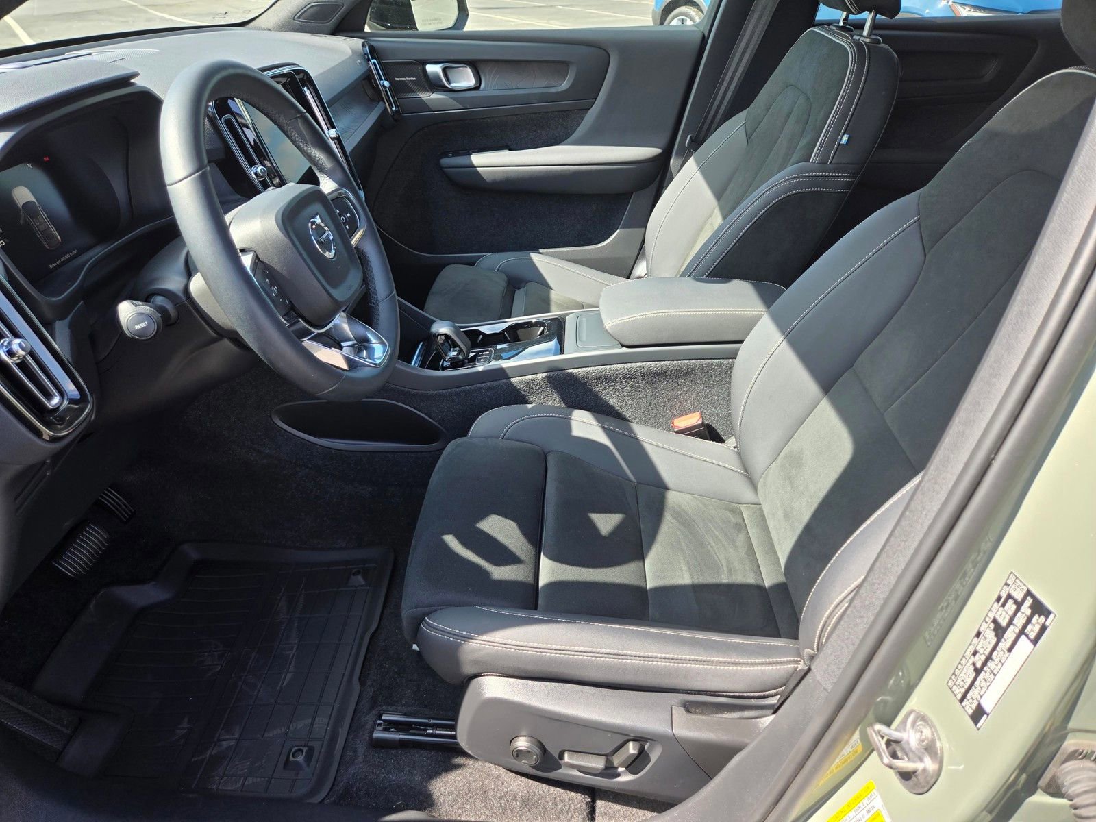 Certified 2023 Volvo C40 P8 Recharge Ultimate w/ Protection Package Premier image 13