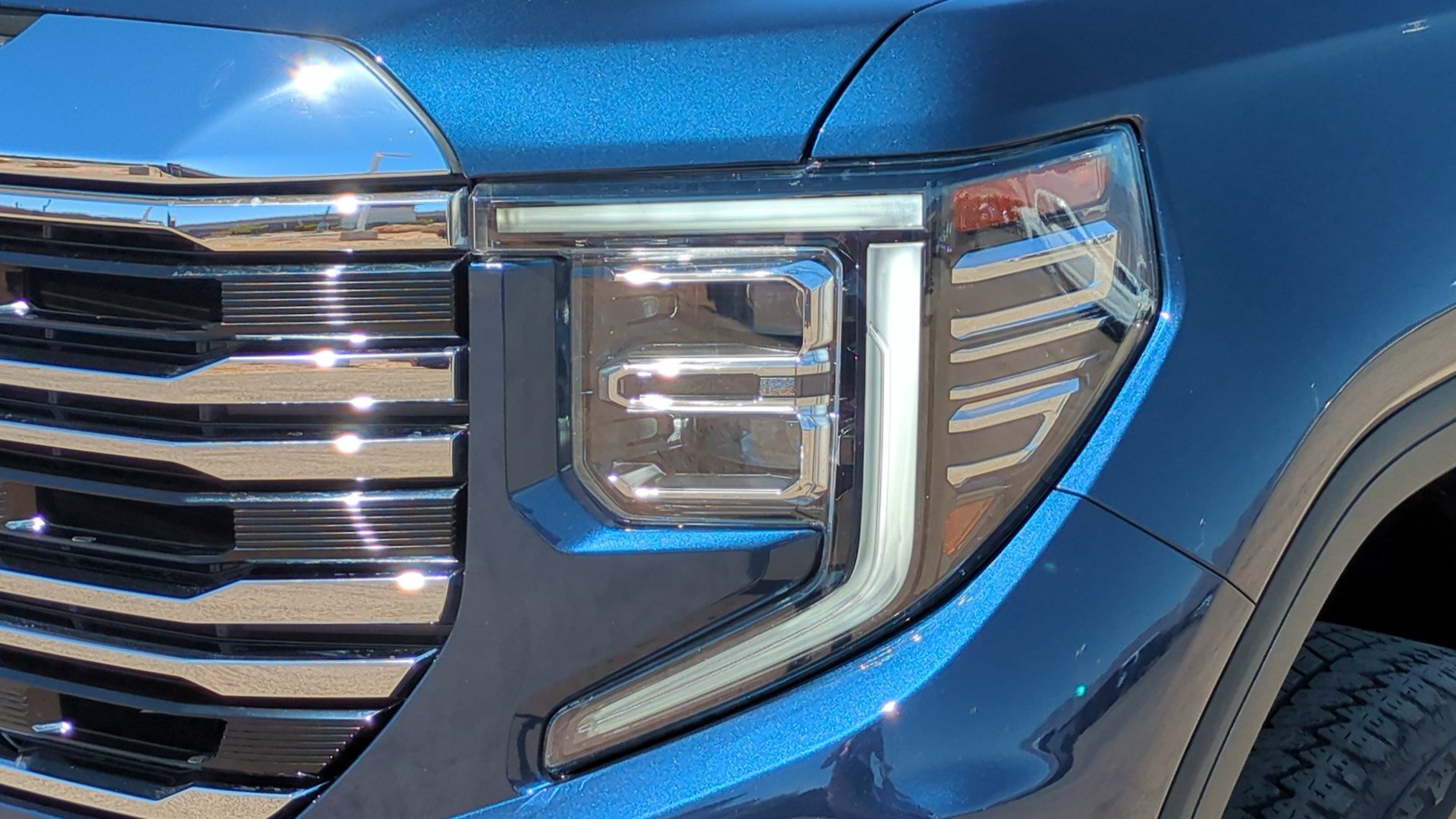 Used 2023 GMC Sierra 1500 SLT w/ SLT Premium Package AWD/4WD image 9
