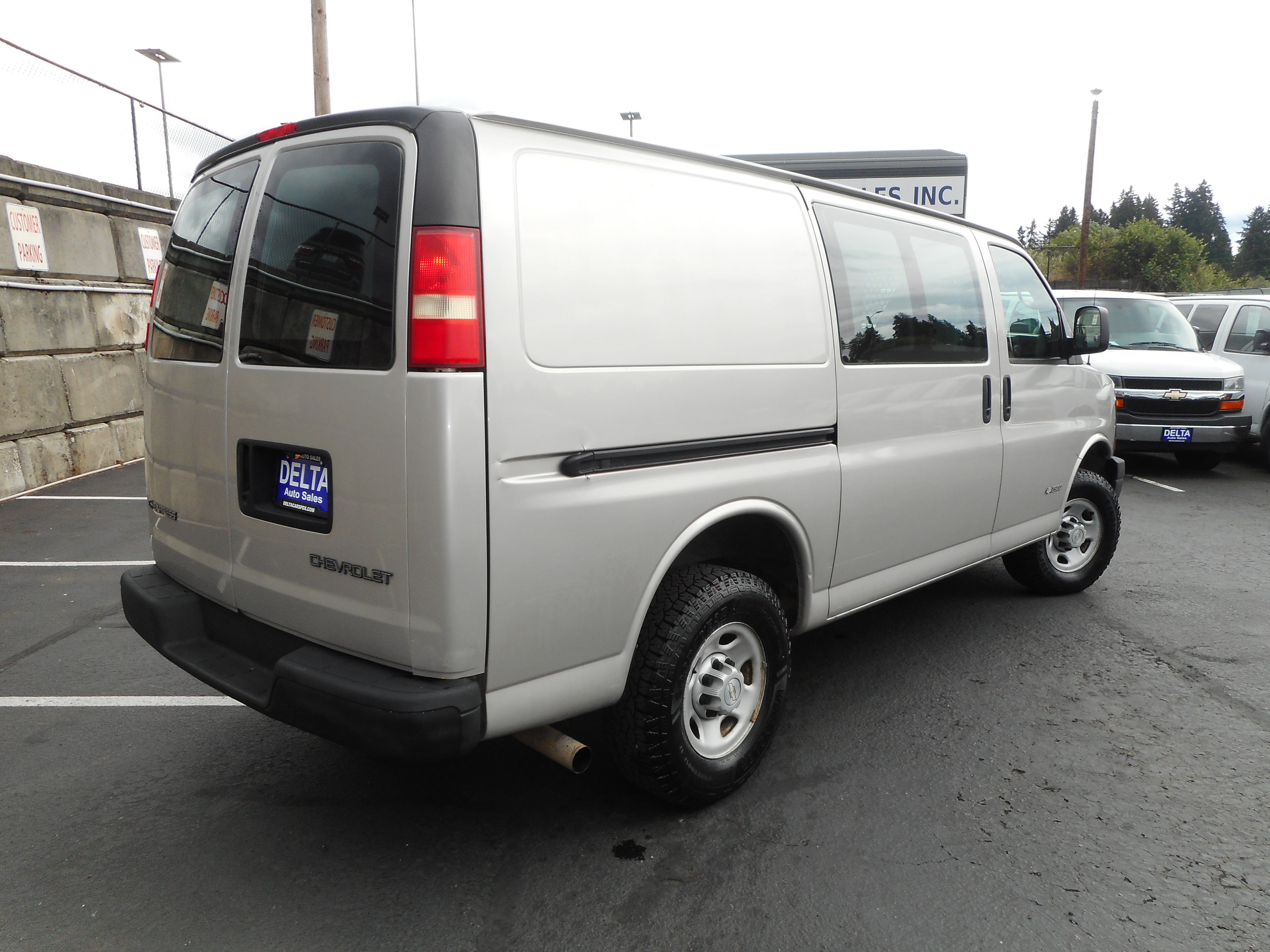 Used 2006 Chevrolet Express 2500 w/ Power and Light Package RWD image 5