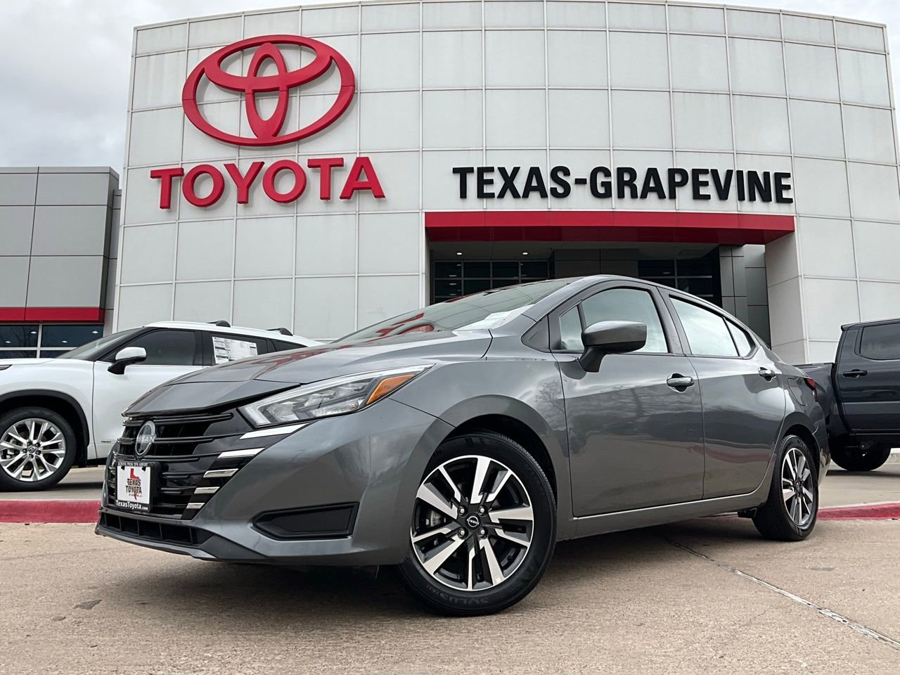 Used 2025 Nissan Versa SV image 2