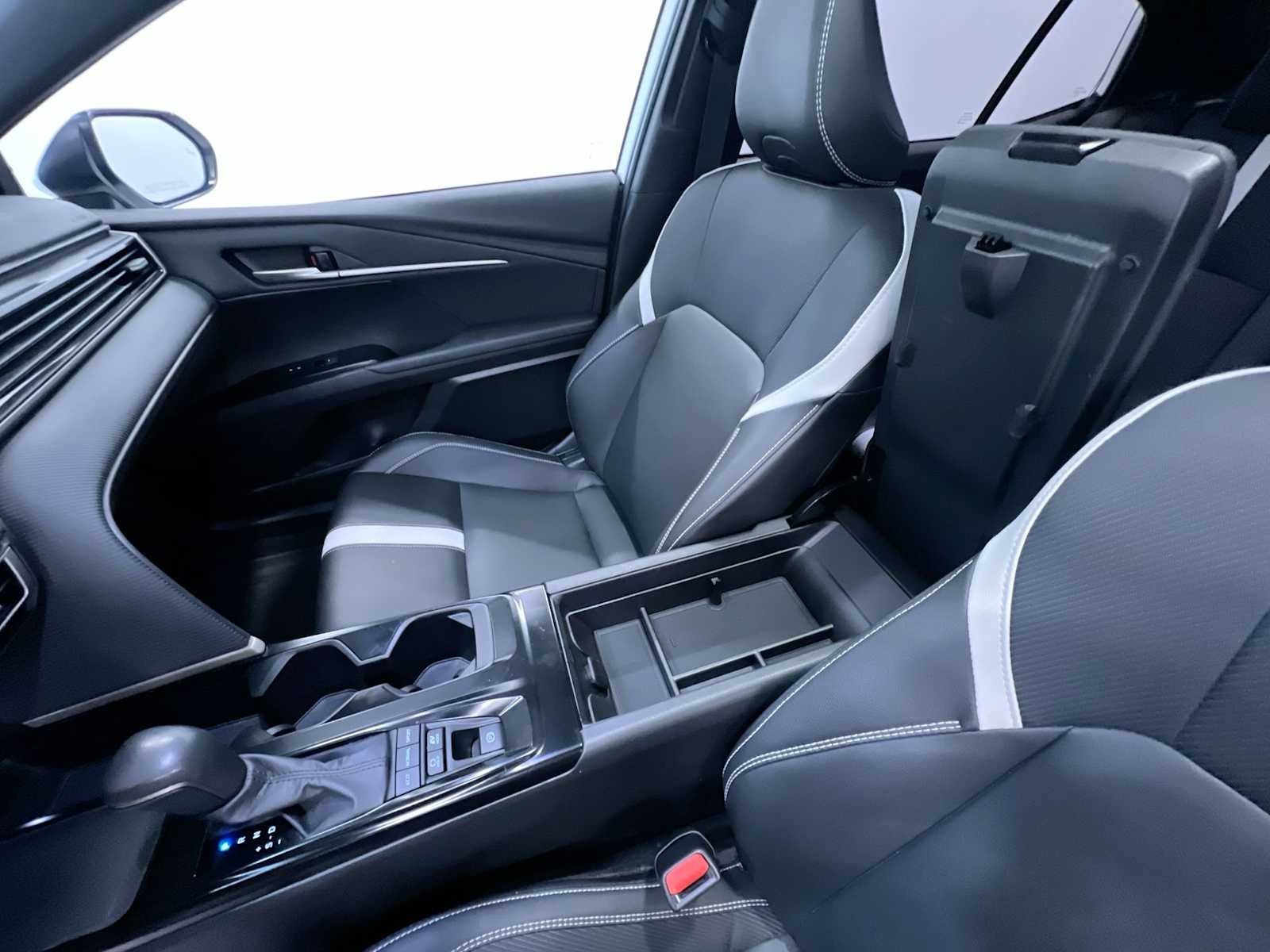 Used 2025 Toyota Camry SE w/ Convenience Package FWD image 28