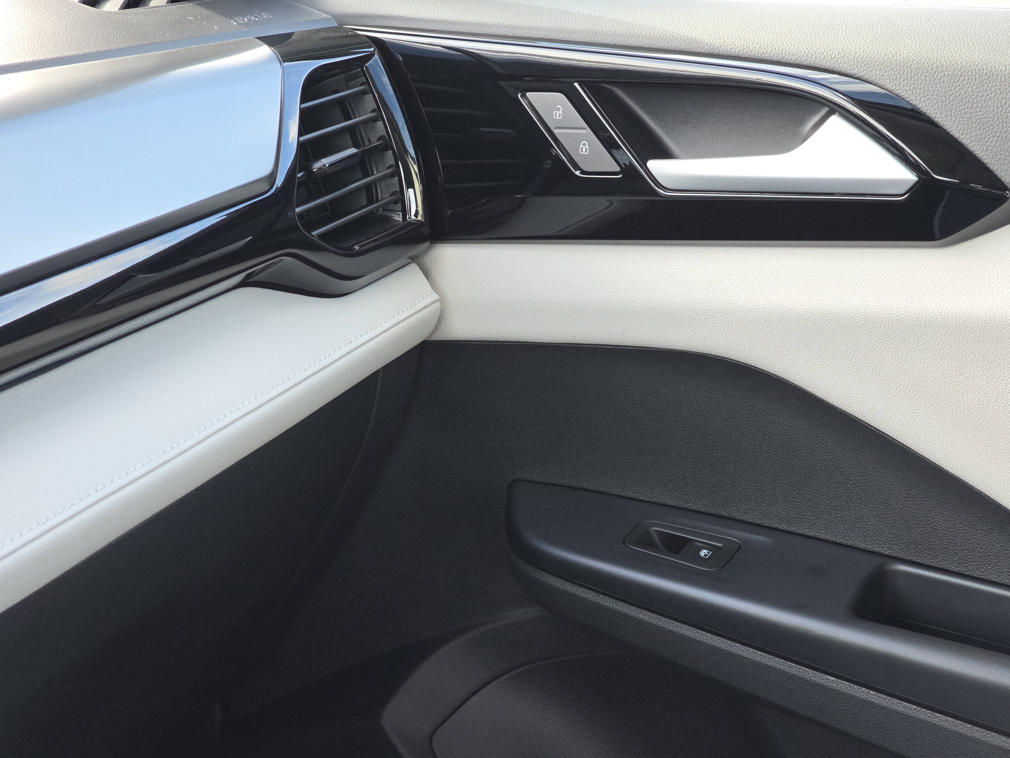 New 2026 Volkswagen Taos S image 24